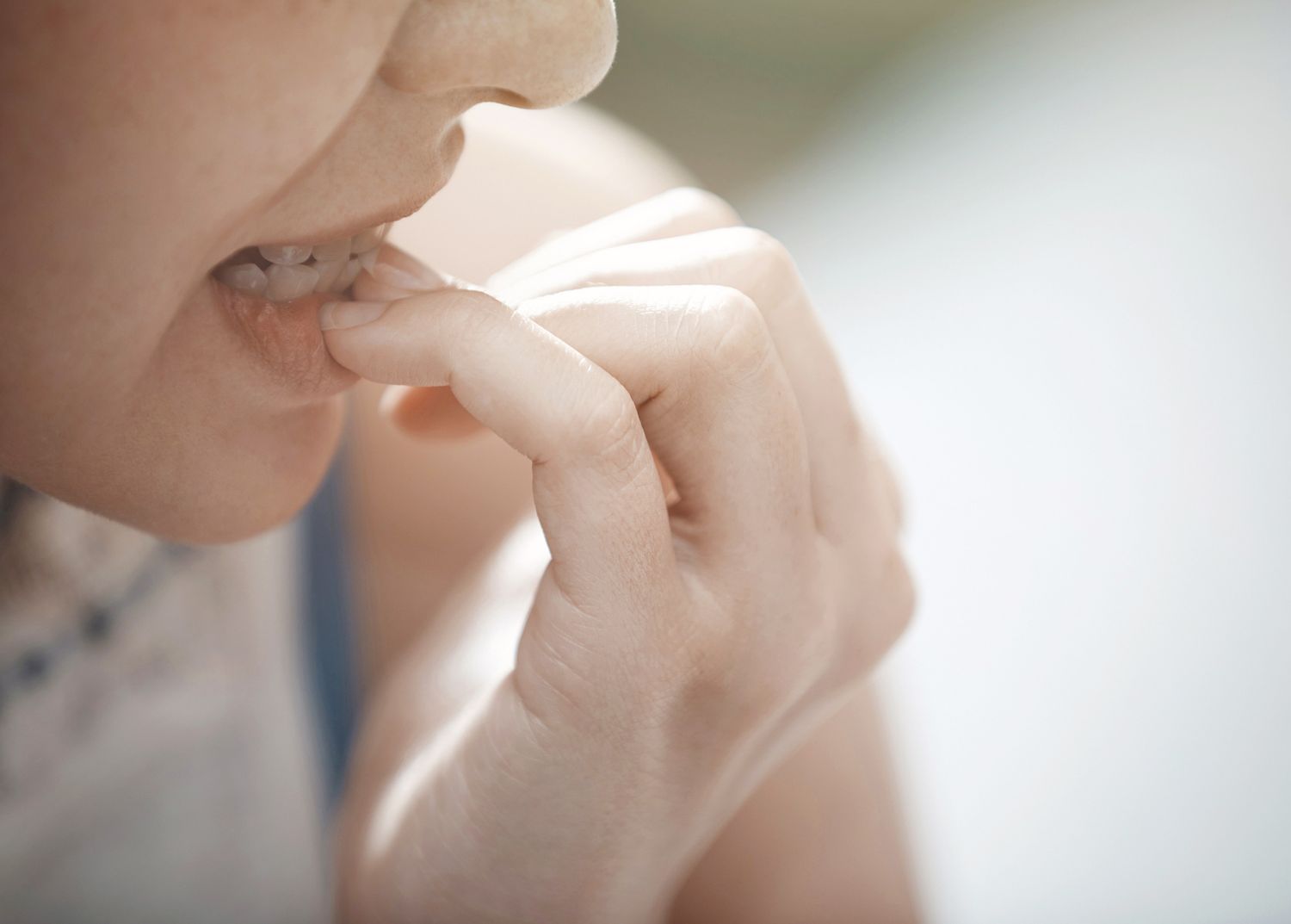 Comment arrêter de se ronger les ongles ? conseils et solutions