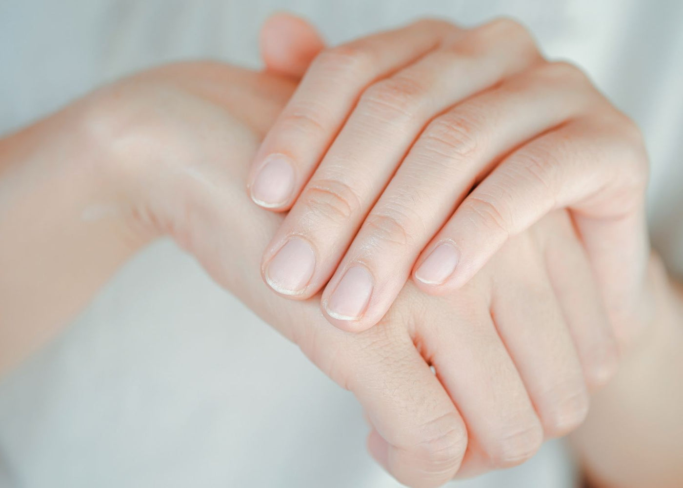 Ongle mou : causes et solutions pour des ongles en bonne santé