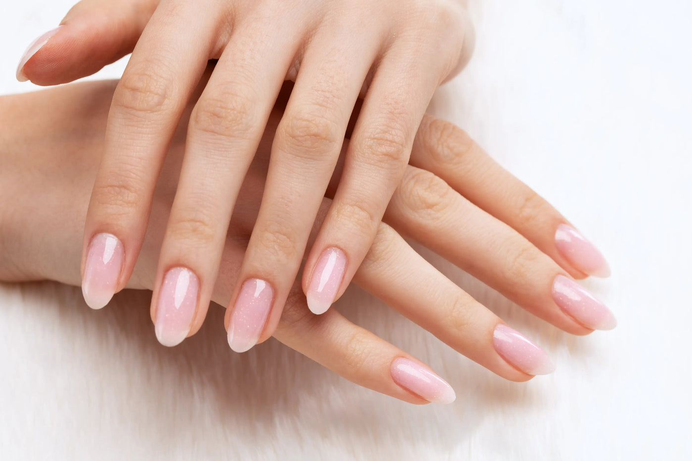 Faux ongles et vernis, risques et entretien