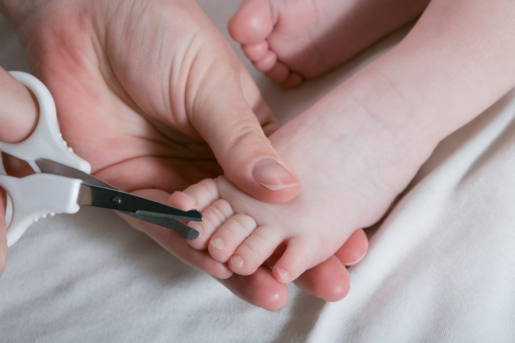 Стрижка ногтей младенцу. Как стричь ногти маленькому ребенку. Подстричь ногти новорожденному. Как подстригать ногти новорожденному на руках. К чему снятся ногти на руках свои